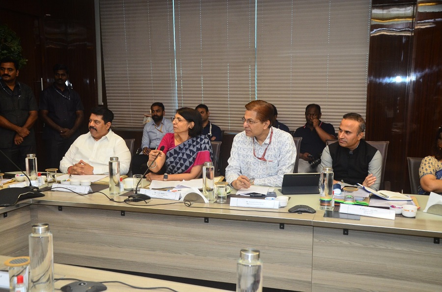 Shri Bhupender Yadav, Minister of Labour and Employment, Environment, Forest and Climate Change and Shri Devendra Fadnavis, Dy. CM, Maharashtra hold meeting with representatives of workers of unorganized sector and gig workers of Maharashtra