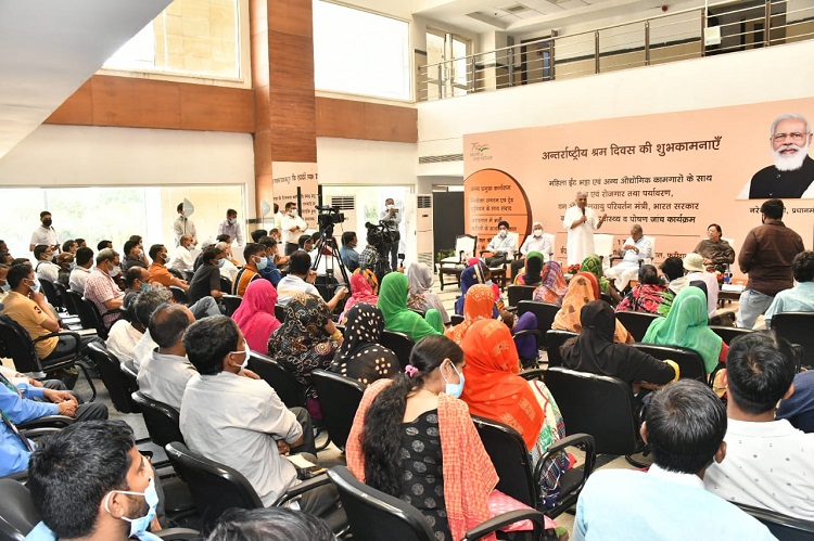 Press Release on visit of Sh. Bhupender Yadav, Minister for Labour and Employment, Govt. of India and Interaction with Female Brick Kiln Workers at Health Check-up camp organised at ESIC Medical College, Faridabad on 01.05.2022.